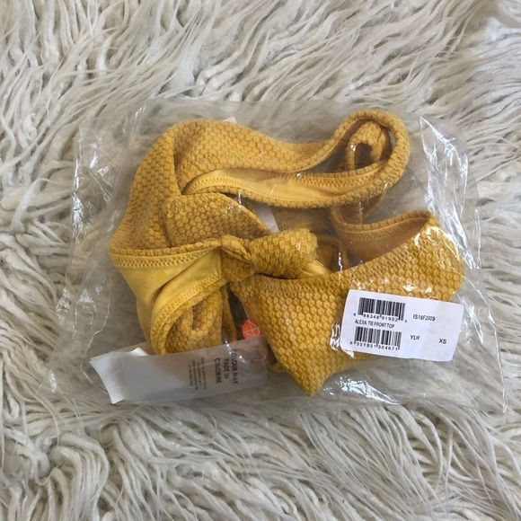 Princess Polly MINKPINK Alexa Tie-Front Bikini Top - Picture 7 of 8